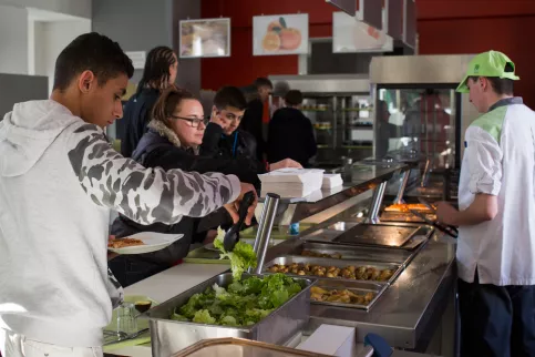 Des repas partagés entre garçons et filles de l'IES Daniel Brottier ©P Besnard/Apprentis d'Auteuil