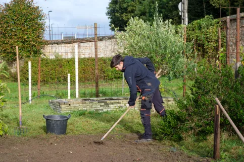 Jeune s'occupant des sols 